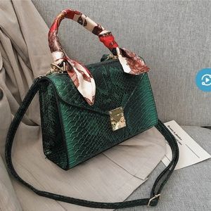 New ARRIVAL 👜👜♥️♥️ Women Crocodile Shoulder Bag